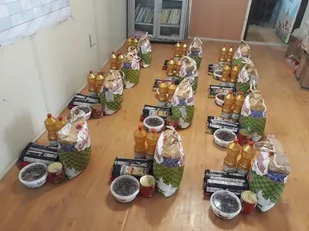 تهیه و توزیع بسته معیشتی بین نیازمندان به همت رزمندگان و بسیجیان گردان ۱۱۲ امام حسین)علیه السلام)