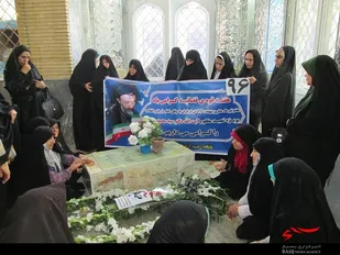 غبارروبی مزار شهید &laquo;حیدری&raquo; با حضور بسیجیان پایگاه زینبیه نهاوند