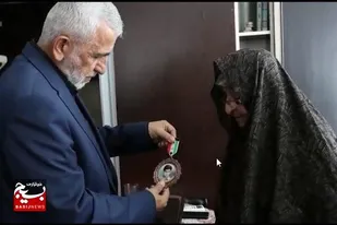 اهداء نشان سرو به خانواده معظم شهید &laquo;عباس ابراهیمی ورکیانی&raquo;