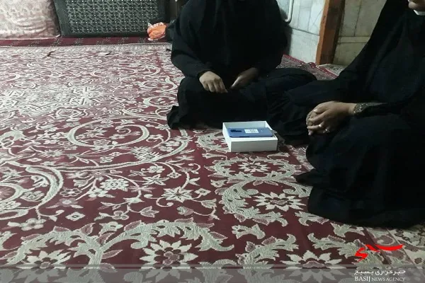 اهدای ٢ دستگاه گوشی هوشمند به دانش آموزان حاشیه شهر زاهدان
