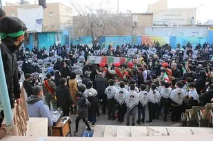استقبال دانش آموزان مدرسه امیرکبیر قم از شهید گمنام