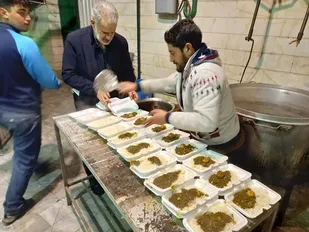 توزیع غذای گرم بین آسیب دیده های اجتماعی ، منطقه کیانشهر