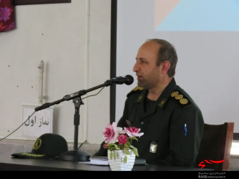 تلاش دشمن انحراف انقلاب از مسیر اصلی است