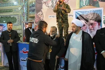 اهدای نشان قهرمان جهان به پدر شهید مدافع حرم