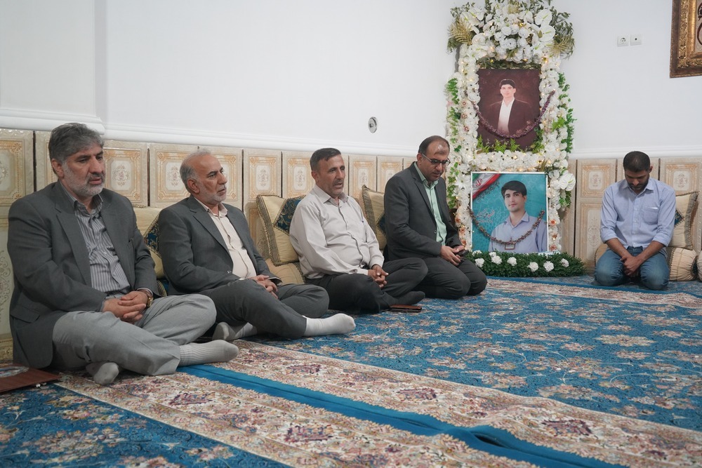تجلیل مدیرعامل صندوق ذخیره بسیجیان کشور از خانواده شهدا در یاسوج