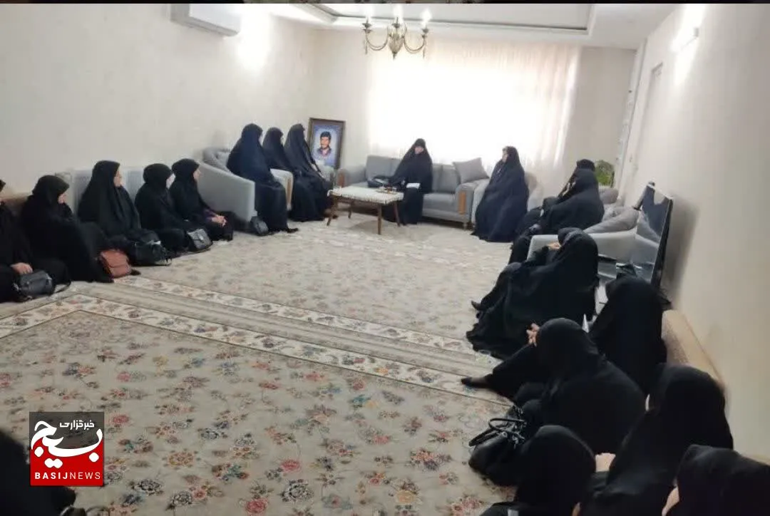 برگزاری نشست بصیرتی سیاسی ویژه بانوان بسیجی قمی در منزل شهید حسینعلی جوشقان نژاد