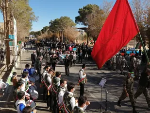 مقاومت ایستادن نیست ،حرکت کردن است هرچه حرکت کردیم قدرتمند تر شده ایم.