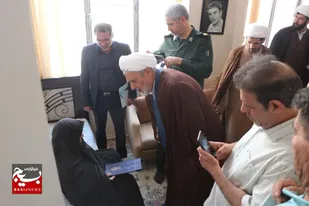 دیدار جانشین نماینده ولی فقیه در سپاه پاسداران با خانواده دو شهید در زنجان