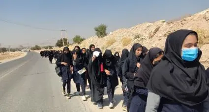راهپیمایی دختران انقلابی در روستای منجر مویی