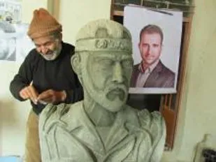 ساخت تندیس شهدای مدافع حرم با دستان سنگ تراش و هنرمند بهاری