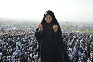 اقامه نماز استسقا (طلب باران) در مصلای شهر همدان