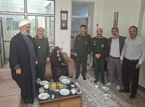 تجلیل از خانواده معزز شهدا در دیدار فرمانده سپاه استان البرز، با خانواده شهیدان صمدی و انور حسینی