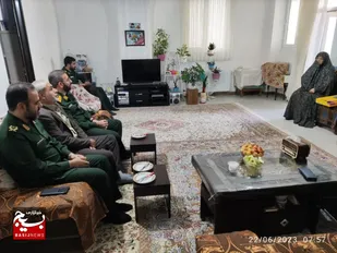 تجلیل فرمانده سپاه استان سمنان از مادر شهیدان قنبریان در شاهرود