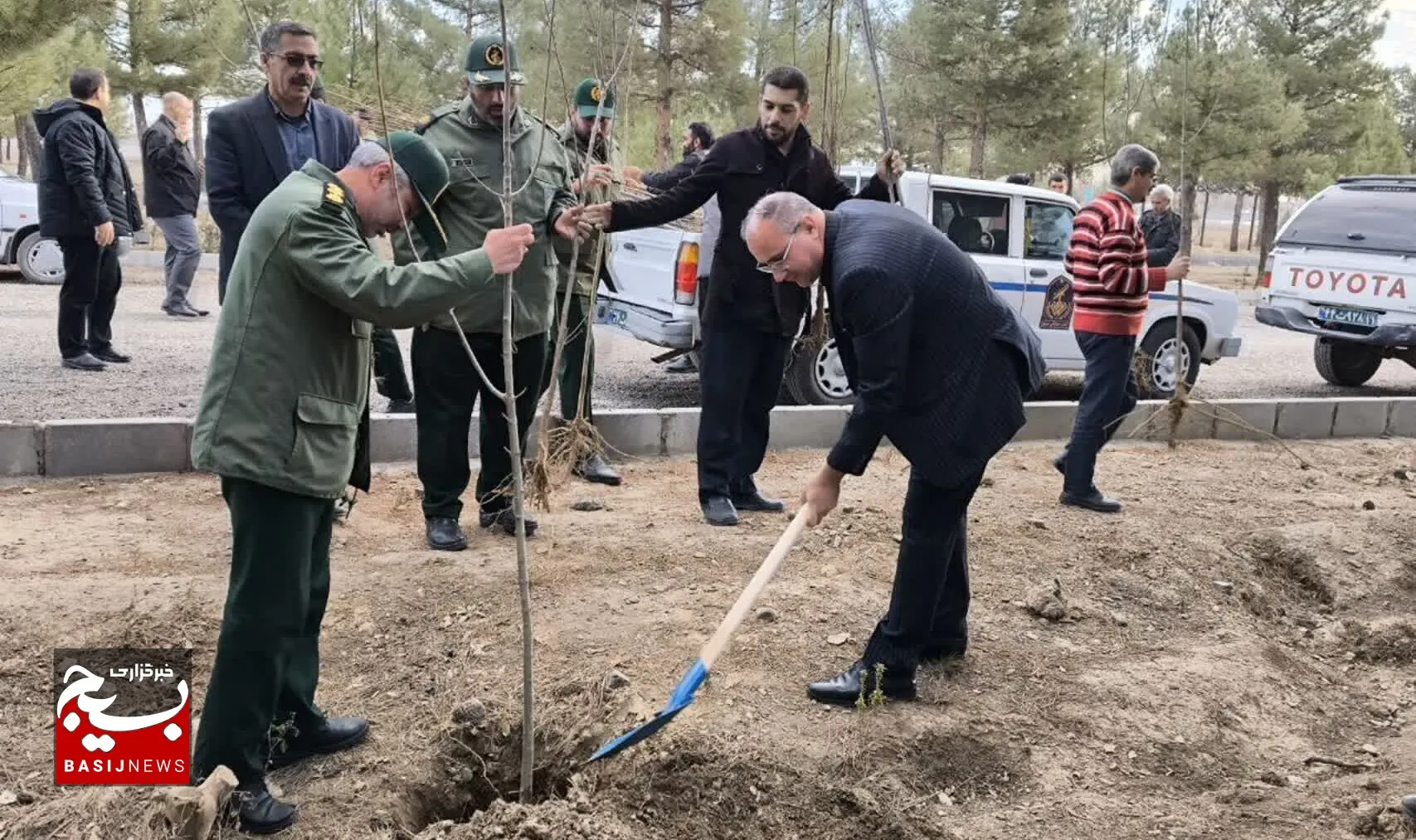 غرس ۲۵۰۰ اصله نهال در گلبهار به همت بسیج