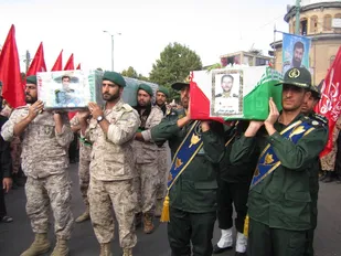 پیکر مطهر دو شهید و دو مادر شهید بر دستان پرمهر مردم همدان تشییع شد