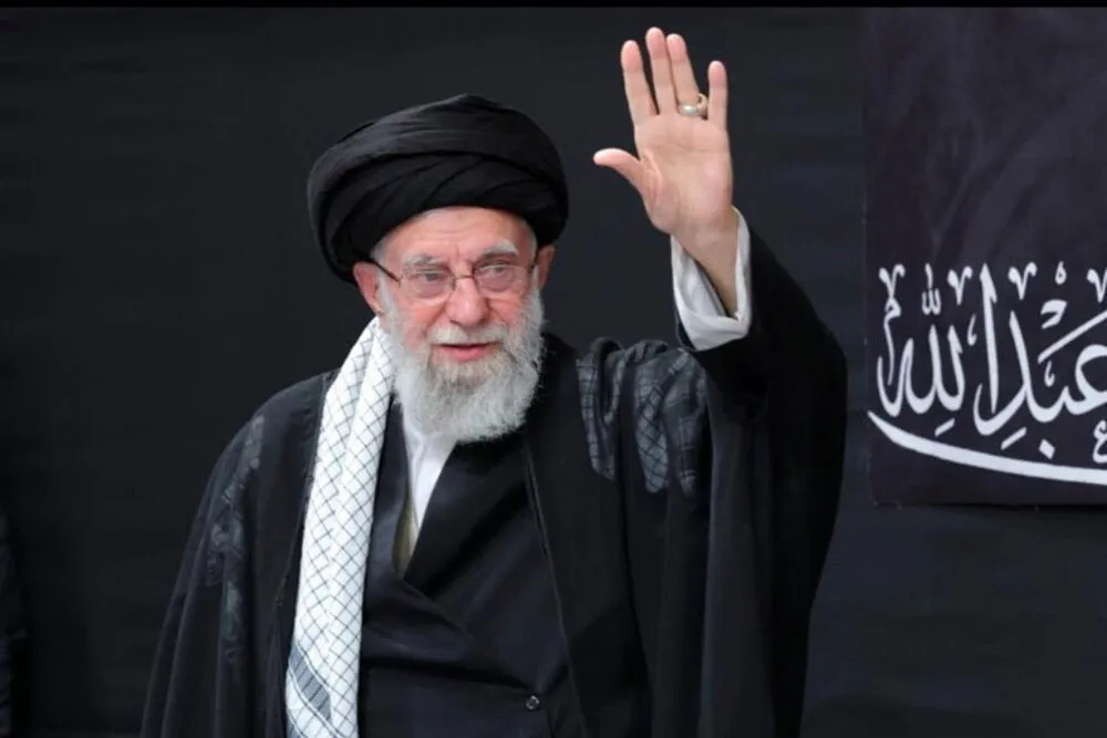 حضور پرشور رهبر انقلاب در مراسم عاشورا؛ پاسخ قاطع به شایعات معاندان