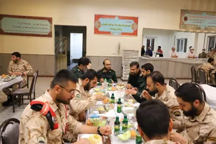 دیداری صمیمی از جنس سرباز وطن بودن بر سر سفره سحری