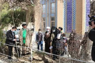 غرس نهال به یاد شهدا با حضور مسئولین همدان