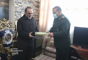 دیدار سردار سلیمانی با خانواده شهید محمدیان/ مدیون شهدای مدافع حرم هستیم