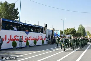 مراسم رژه نیروهای مسلح استان همدان به مناسبت هفته دفاع مقدس برگزار شد