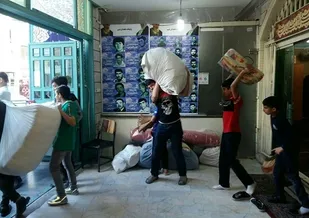 کمک های مردمی منطقه ۱۷ دارالشهدای تهران به سیل زدگان