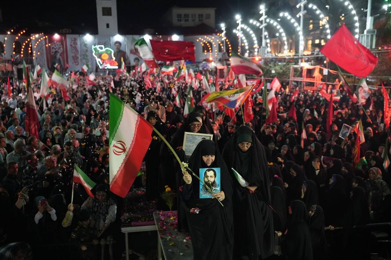 امنیتِ این سرزمین، وامدار دستانی‌ست که فرزندانشان را به راهِ ایران سپردند/  قامتِ فرماندهی که به نمایندگی از مردم ایران، پیشِ مادران شهدا خم شد