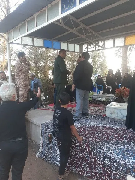 فرمانده لشکر14امام حسین(علیه السلام)با حضور بر سر مزار مادر شهید غلامی ادای احترام نمود