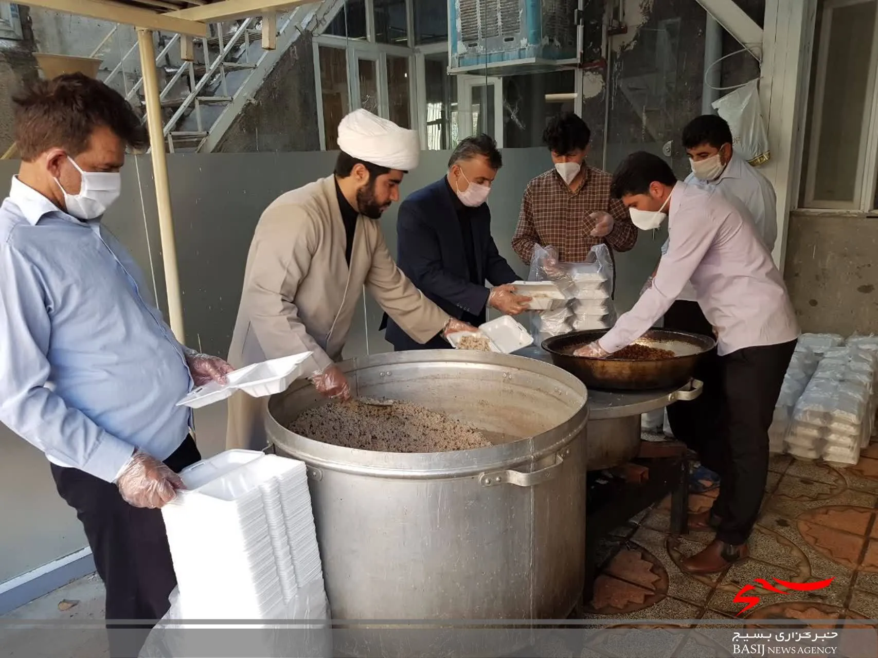 توزیع غذای گرم جهت افطاری در شهرستان دالاهو