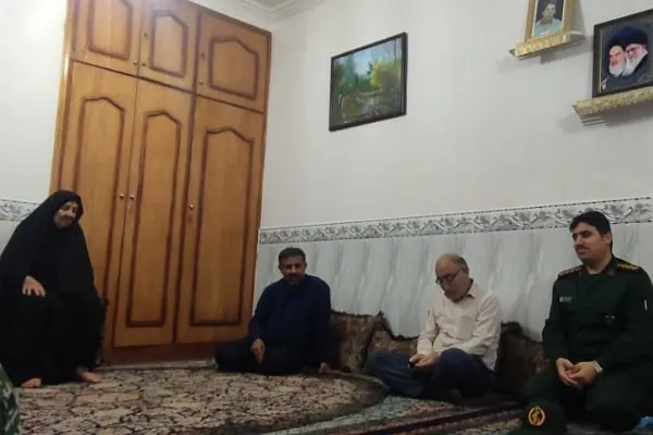 دیدار با خانواده  شهید حاصل زارعی در گناوه