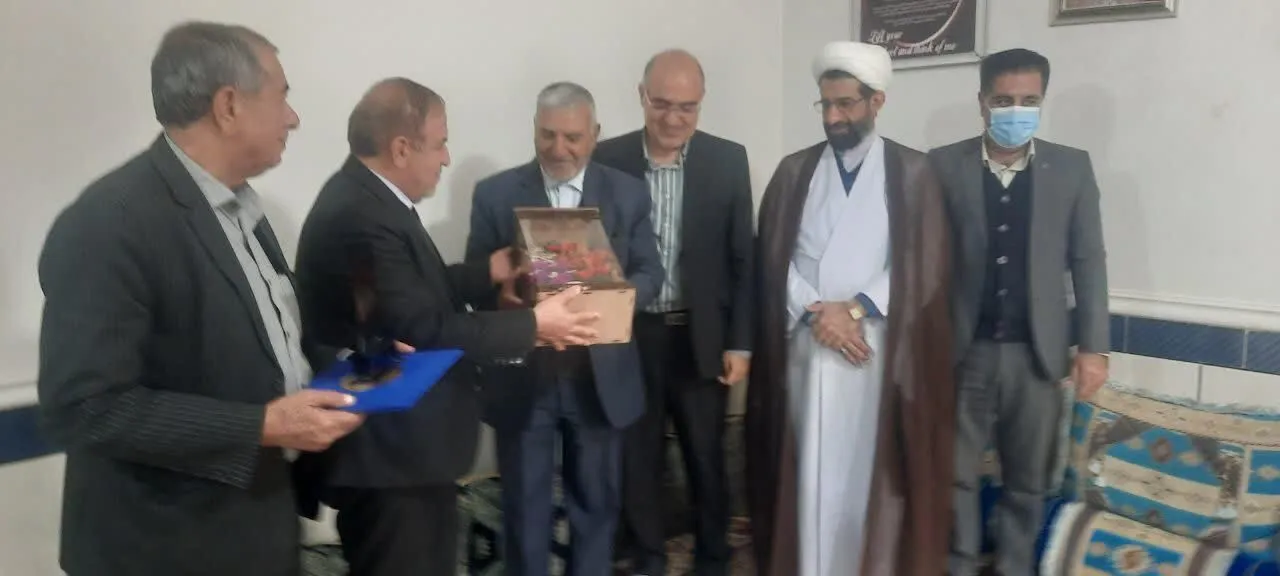 تجلیل مدیرکل آموزش وپرورش کهگیلویه وبویراحمد از بازنشسته فرهنگی