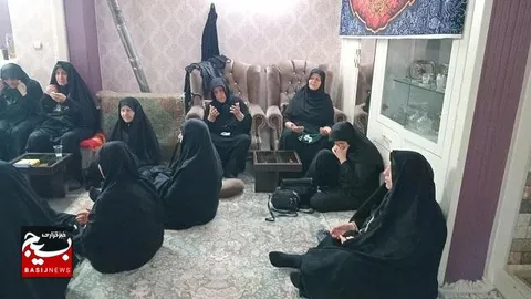 مراسم عزاداری دهه اول ماه صفر در منزل مادر شهید اکبری برگزار شد