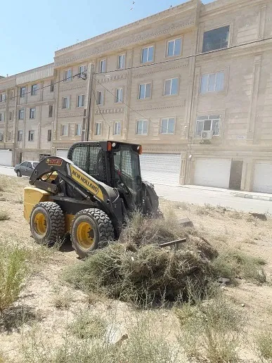 علف‌زنی اراضی حاشیه روستای قمصر برای جلوگیری از آتش‌سوزی