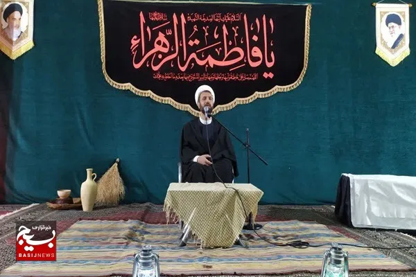 اگر در غرب زن را به چشم ابزار می‌نگرند ما به عنوان الگو نگاه می‌کنیم