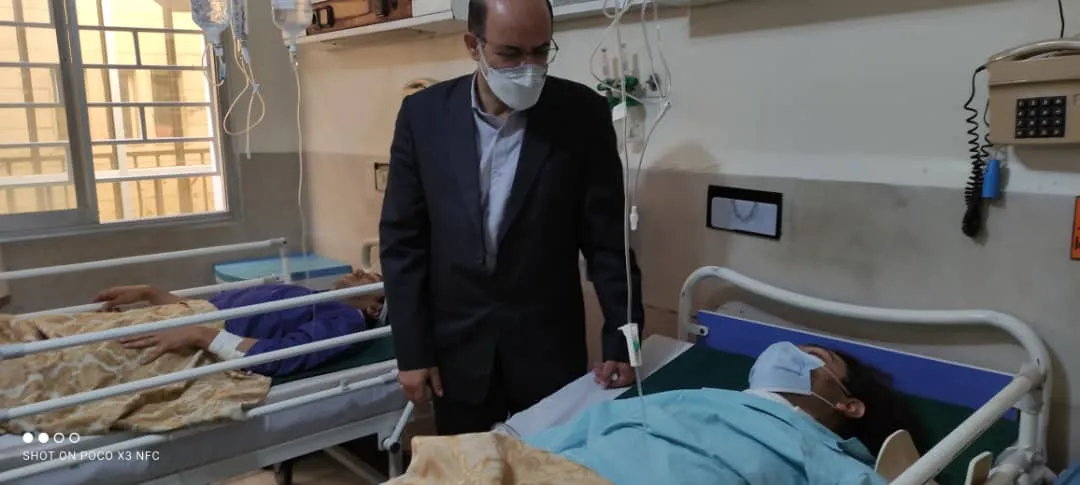 عیادت مدیرکل میراث فرهنگی استان از خبرنگاران حادثه‌دیده در سانحه واژگونی اتوبوس