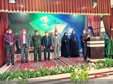 اهدای نشان بی نشان سازمان بسیج فرهنگیان به خانم ثریا مطهر نیا/ اختتامیه مجمع کشوری تیم پیشرفت مدرسه