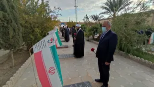 غبارروبی و عطر افشانی قبور مطهر شهدای شهرستان راور به مناسبت هفته بسیج