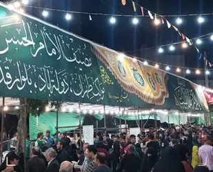 سفره احسان یک کیلومتری در قبله تهران/ توزیع ۱۵ هزار پرس غذا به مناسبت ولادت امام حسن مجتبی علیه السلام