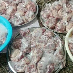 قربانی ۳ راس گوسفند و توزیع بین نیازمندان به همت طلاب جهادگر خواهر بسیجی شاهرود+ تصاویر