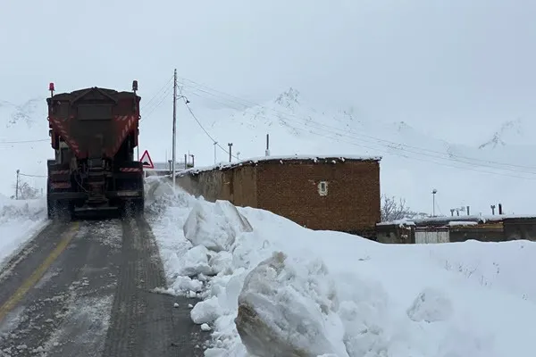 انجام بیش از ۱۱ هزار کیلومتر باند برفروبی و نمکپاشی در تویسرکان