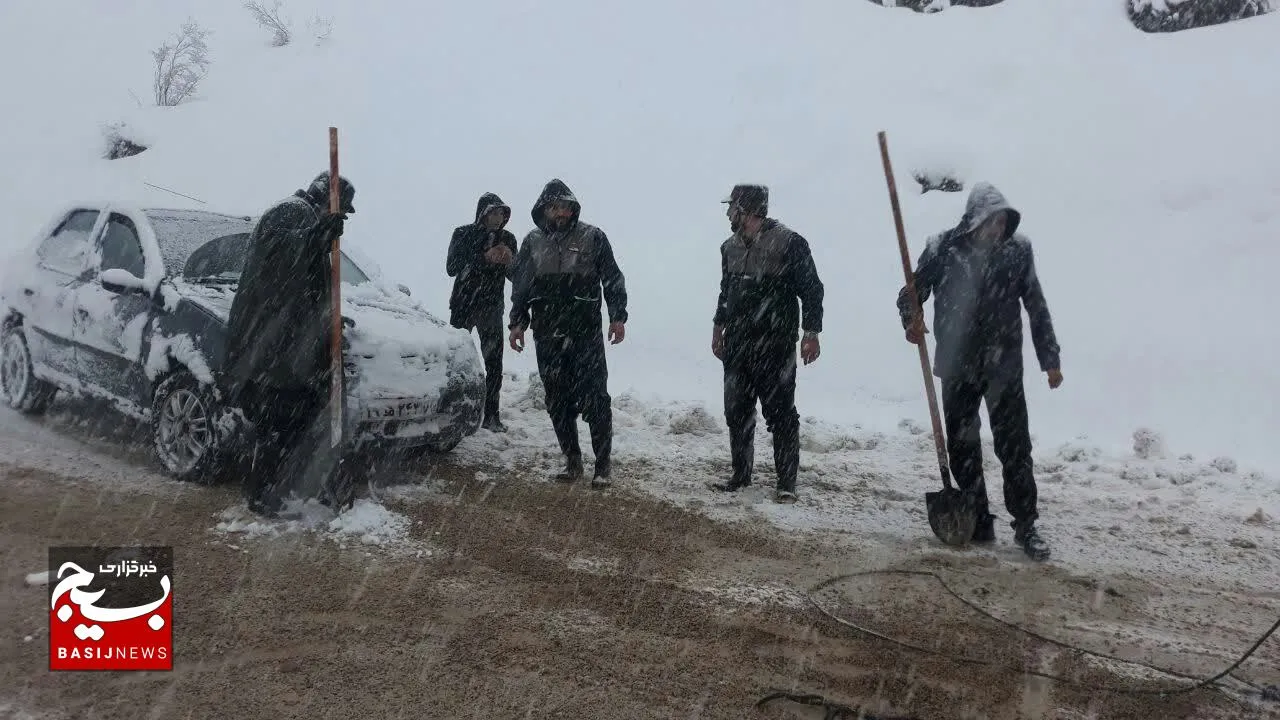 بارش سنگین برف در اقلید و امداد رسانی ۱۳۵ جهادگر در جاده‌ها
