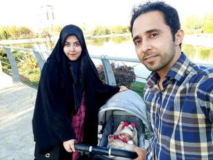 تولد مهلا در کنار تابوت پدر