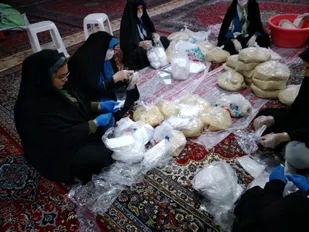 از تهیه و توزیع ۵۰ بسته معیشتی تا تولید ۴۰۰ گان به همت خواهران بسیجی شاهرود+ تصاویر