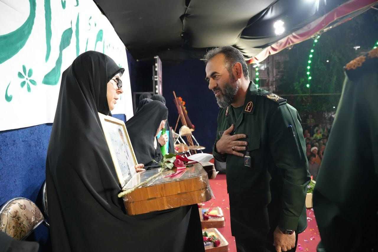 امنیتِ این سرزمین، وامدار دستانی‌ست که فرزندانشان را به راهِ ایران سپردند/  قامتِ فرماندهی که به نمایندگی از مردم ایران، پیشِ مادران شهدا خم شد