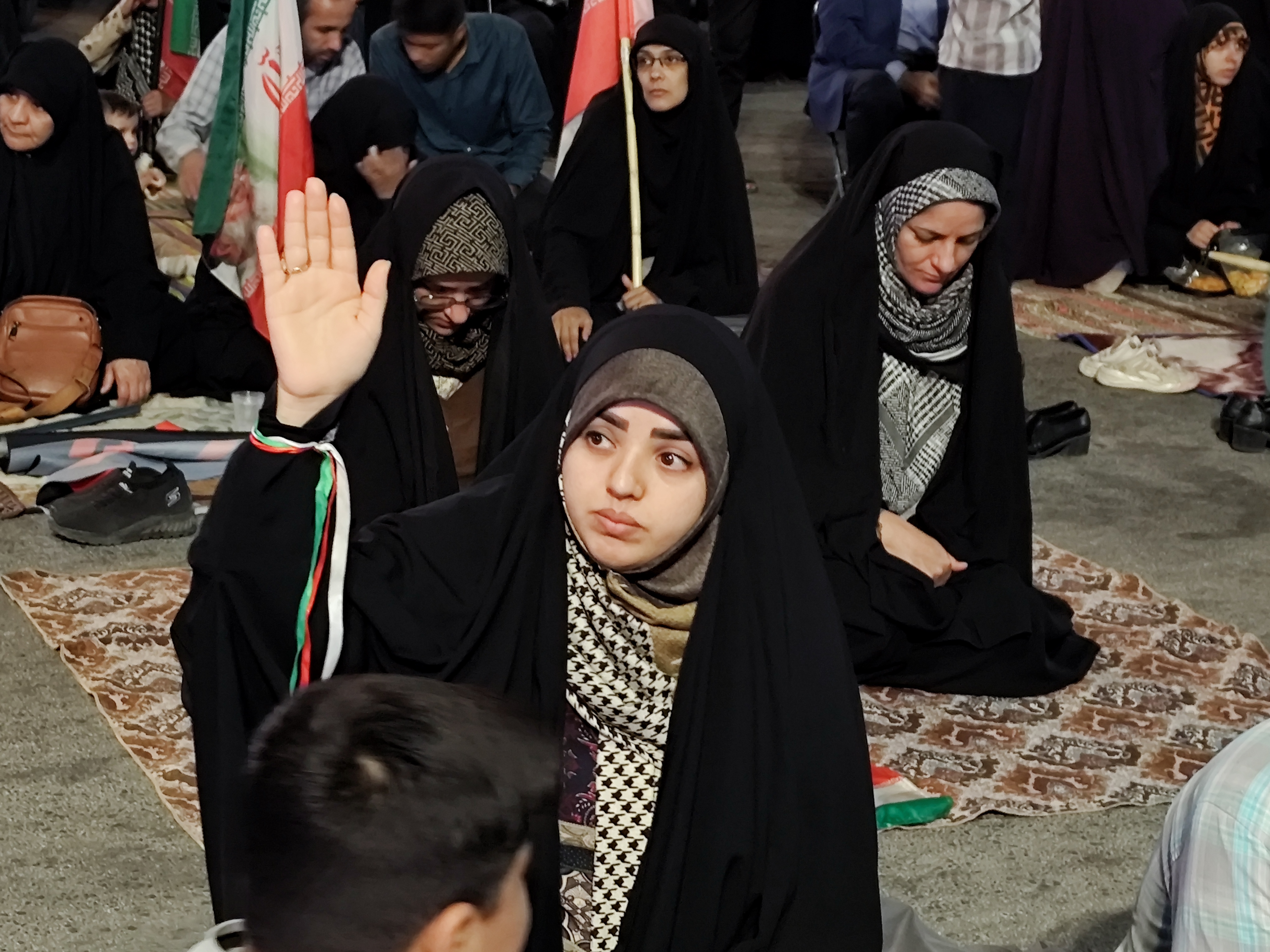رقص پرچم ایران در میدان کوثر؛ روایت عشق و ایستادگی مردم + تصاویر