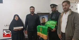 خدام آستان حضرت فاطمه معصومه(س) از خانواده شهید روح&zwnj;الله عجمیان تجلیل کردند