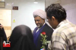 حضور حجت&zwnj;الاسلام والمسلمین &laquo;رضایی&raquo; مسئول&zwnj; نمایندگی ولی فقیه در سازمان بسیج مستضعفین در درمانگاه شهید بروجردی و خداقوت&zwnj;گویی به پرستاران و کادر درمان