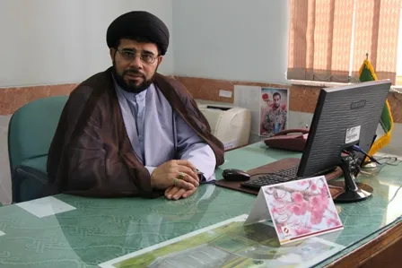 مومن نماز را در جامعه نشر می دهد و بر پا می دارد