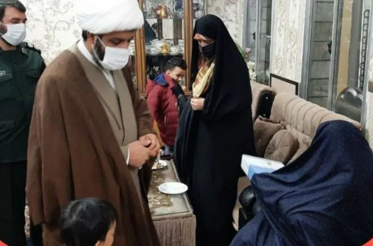 دیدار فرمانده سپاه پیشوا و جمعی از بسیجیان با مادر شهید انصاری