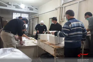 توزیع غذای نذری و بسته معیشتی توسط پایگاه&zwnj;های بسیج همدان