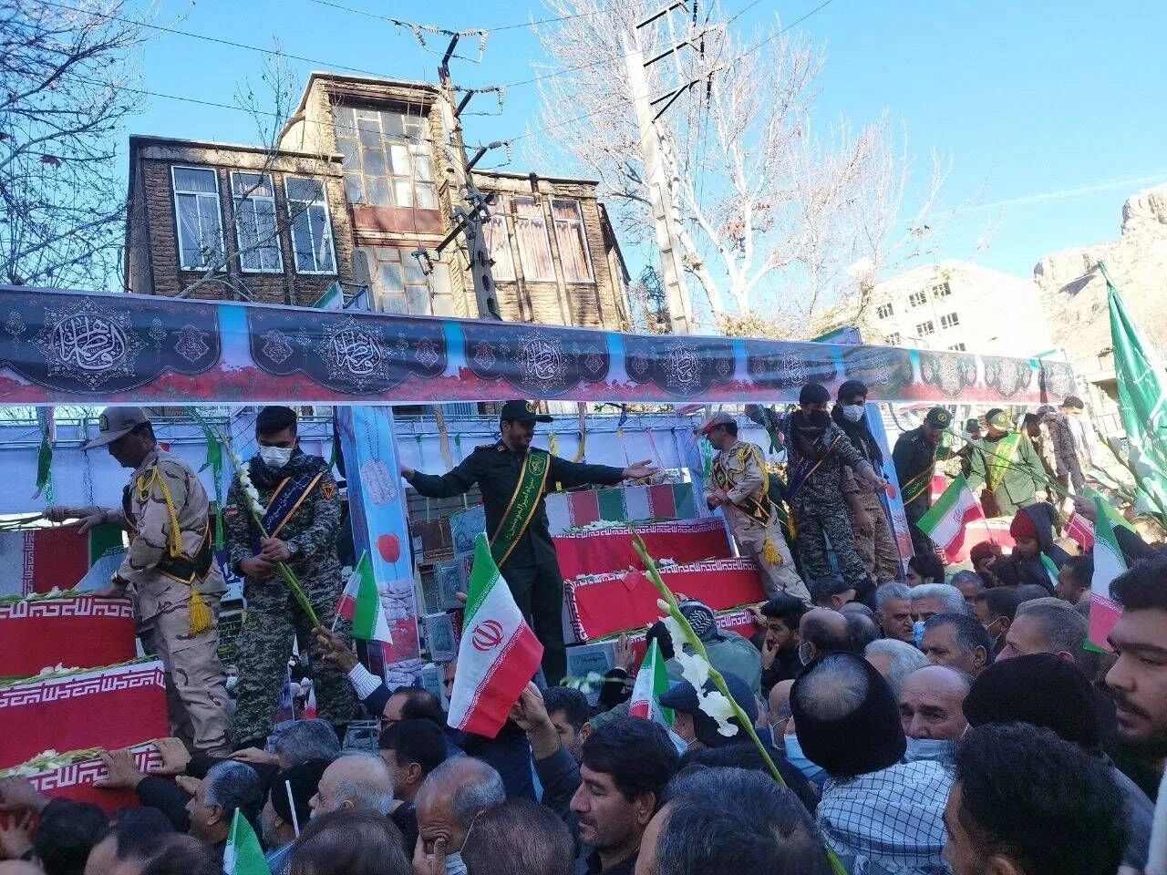 استقبال مردم غیور استان ایلام از ۶۵ شهید گمنام